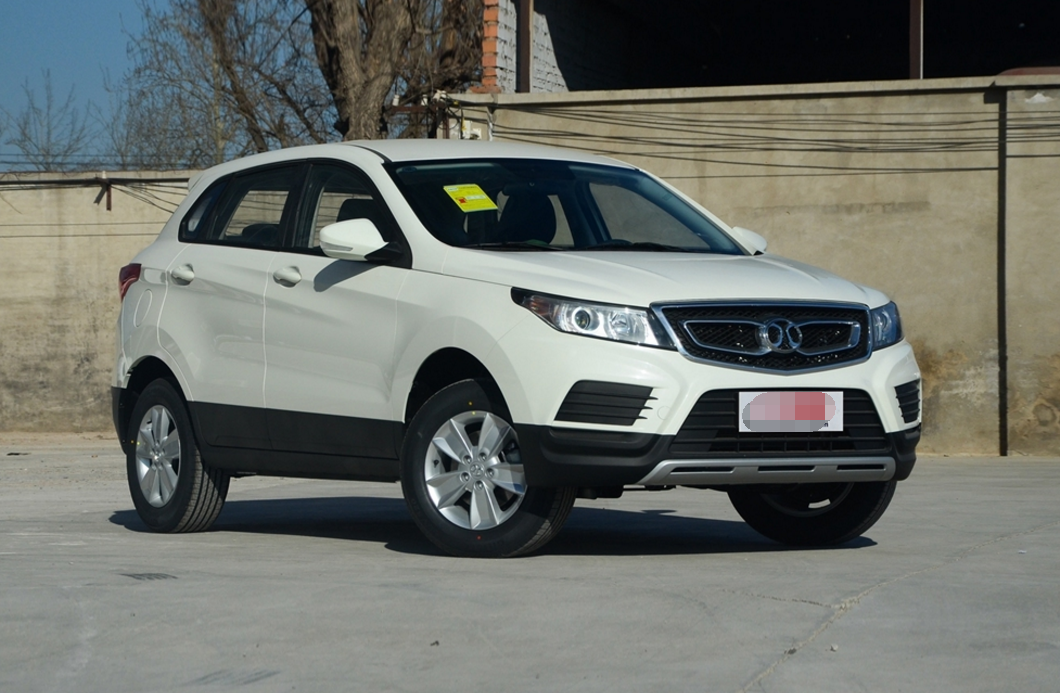 北京汽车绅宝x55侧身具有很强的肌肉感,线条很硬朗,增强了车身的沉稳