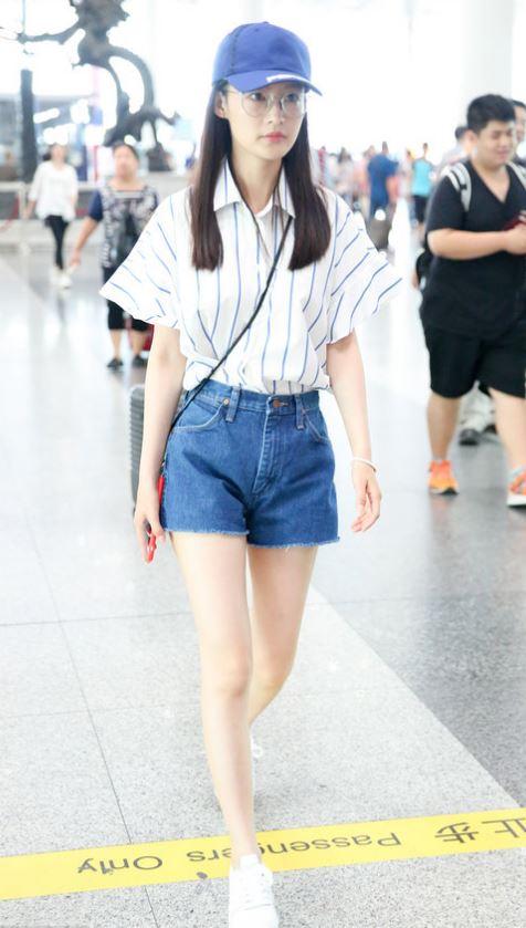 27岁李沁真敢穿,彩虹短裤配中筒袜,网友:这穿搭不可理解!