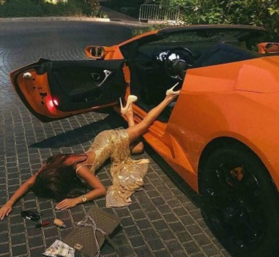 女子另类炫富,直接趴地上就为晒豪车!到最后一辆终于露正脸