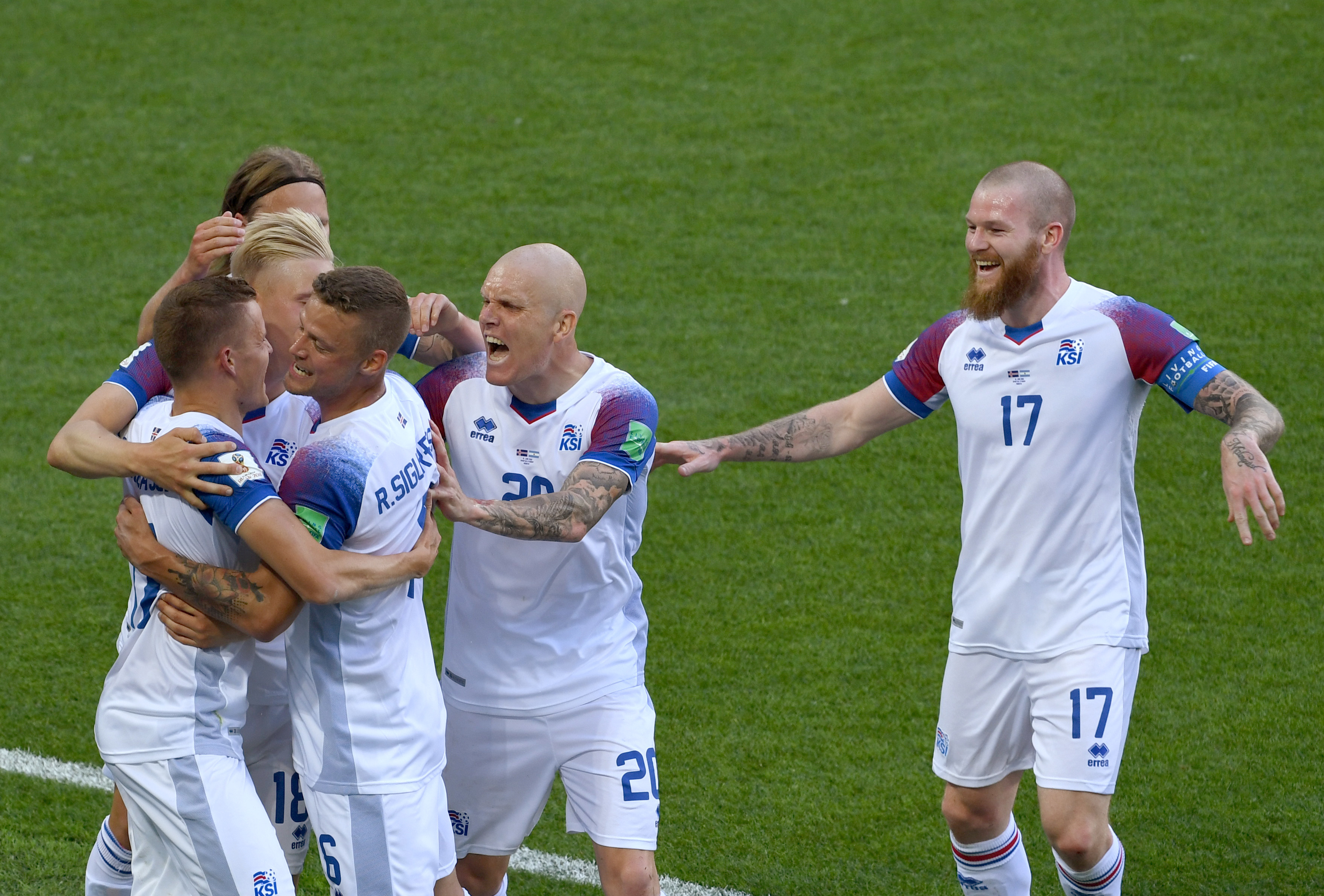 足球——d组:冰岛队芬博阿松进球(10)