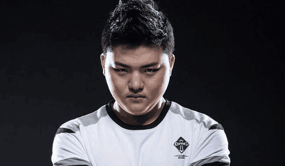 msi小狗打服整个召唤师峡谷!如何评价uzi的卡莎?