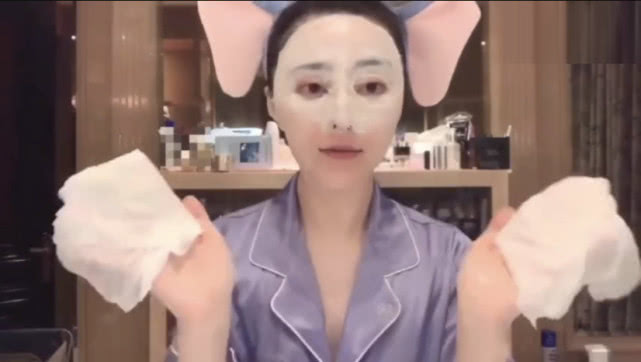 范冰冰为新电影辛苦特训不忘美妆,戴大象耳朵发卡瘦萌可爱