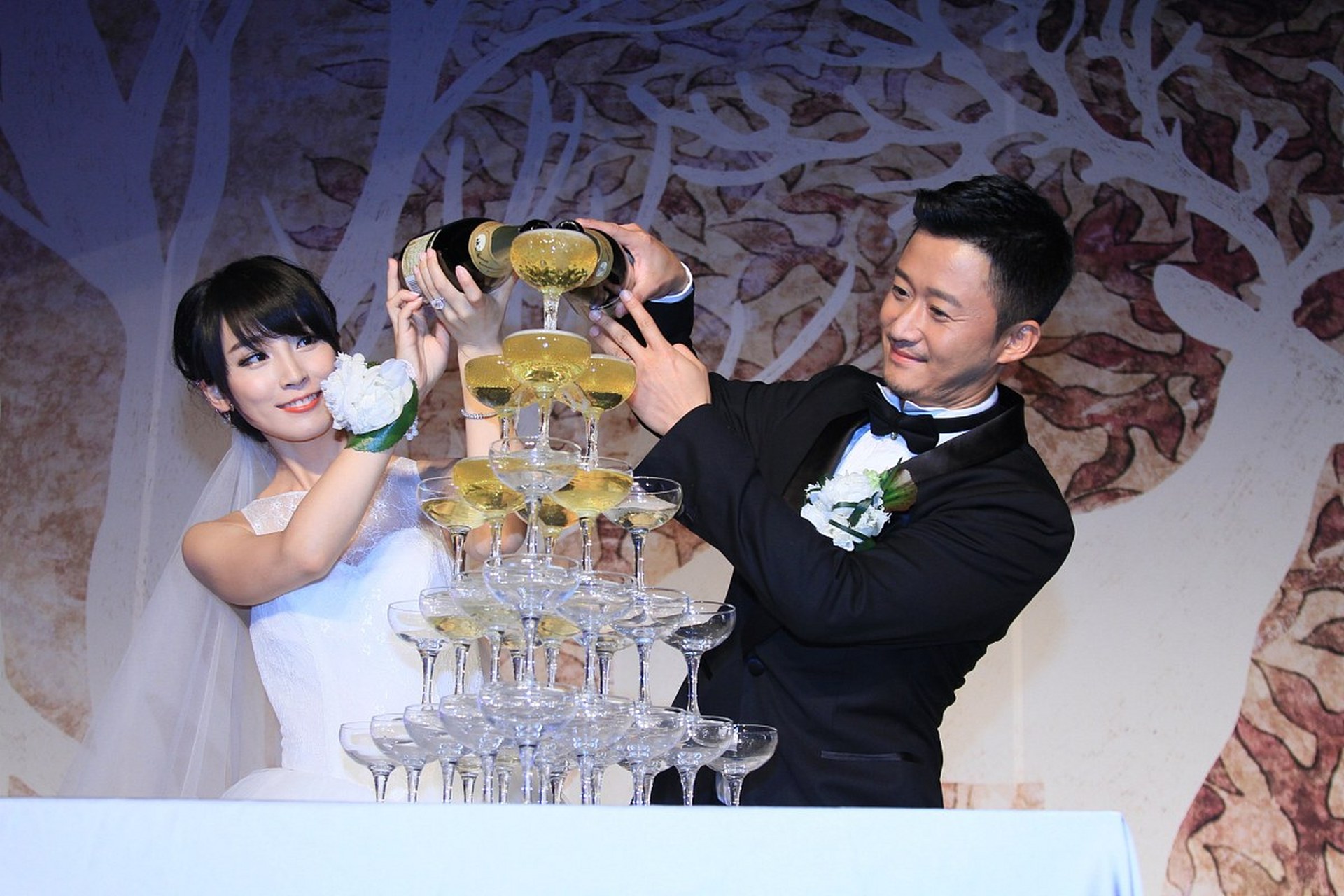 当节目组进行搜查环节时,看到避孕套的谢楠尴尬不已,她嗔怪吴京道:"你