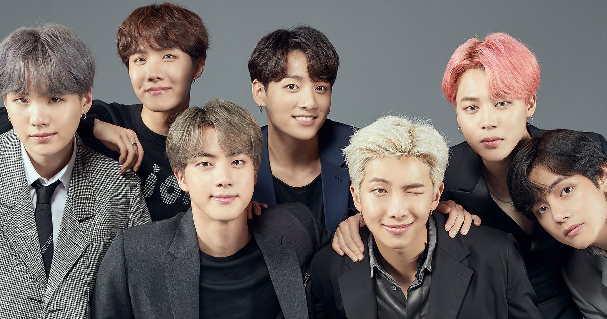 近日bts上传了全部七位成员的家庭肖像 转载自百家号作者:燕子说娱