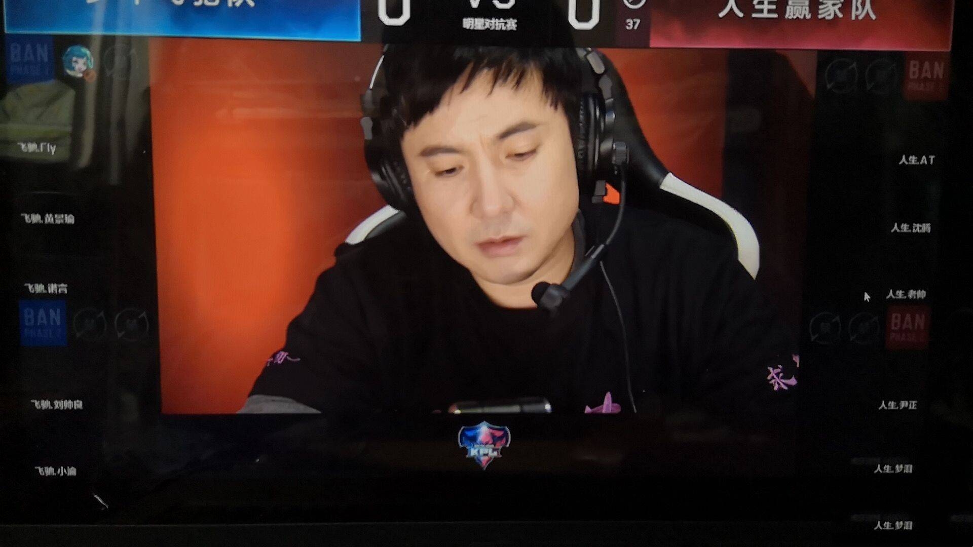 玩王者荣耀的沈腾发微博称被针对了,韩寒回文称沈老师很苦涩