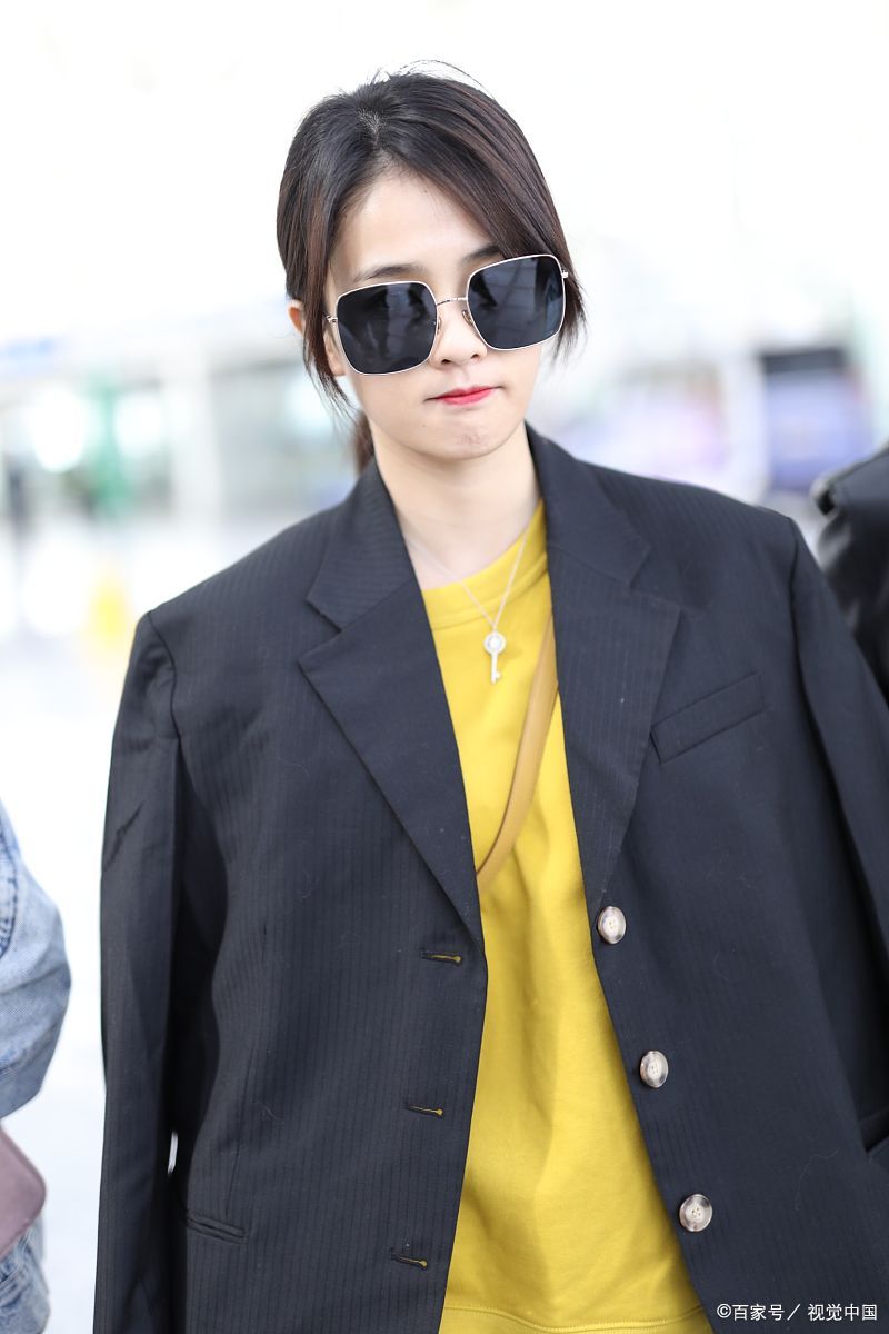 白鹿外出拍戏,容颜获赞赏,工作人员举动引争议