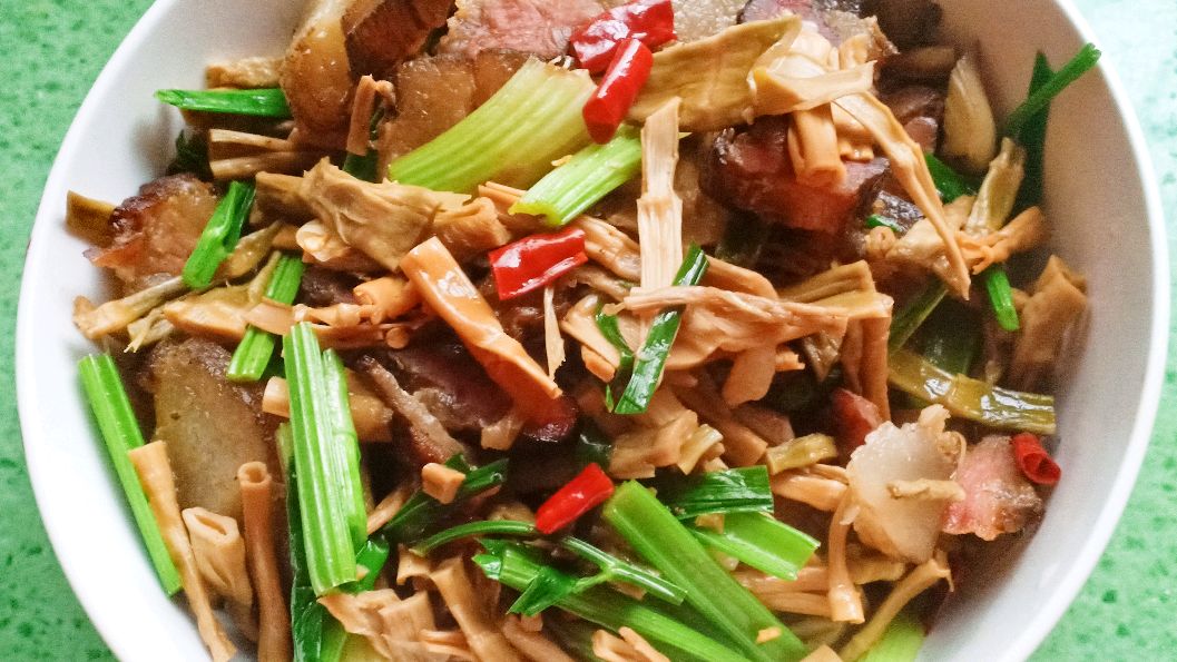 腊肉炖笋干,揭秘湖南人的最爱,大家一起来做