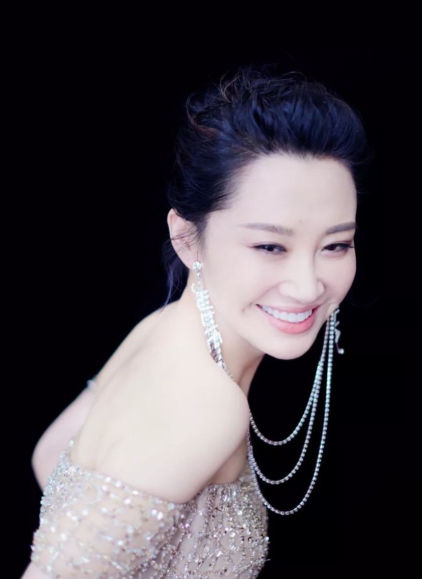 49岁许晴太会穿衣服了,活动造型圈粉,私服照片曝光,也超减龄