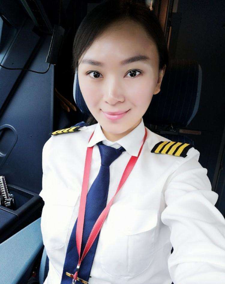 中国民航最美女机长,驾驶舱内自信满满,换上便装妆容精致!