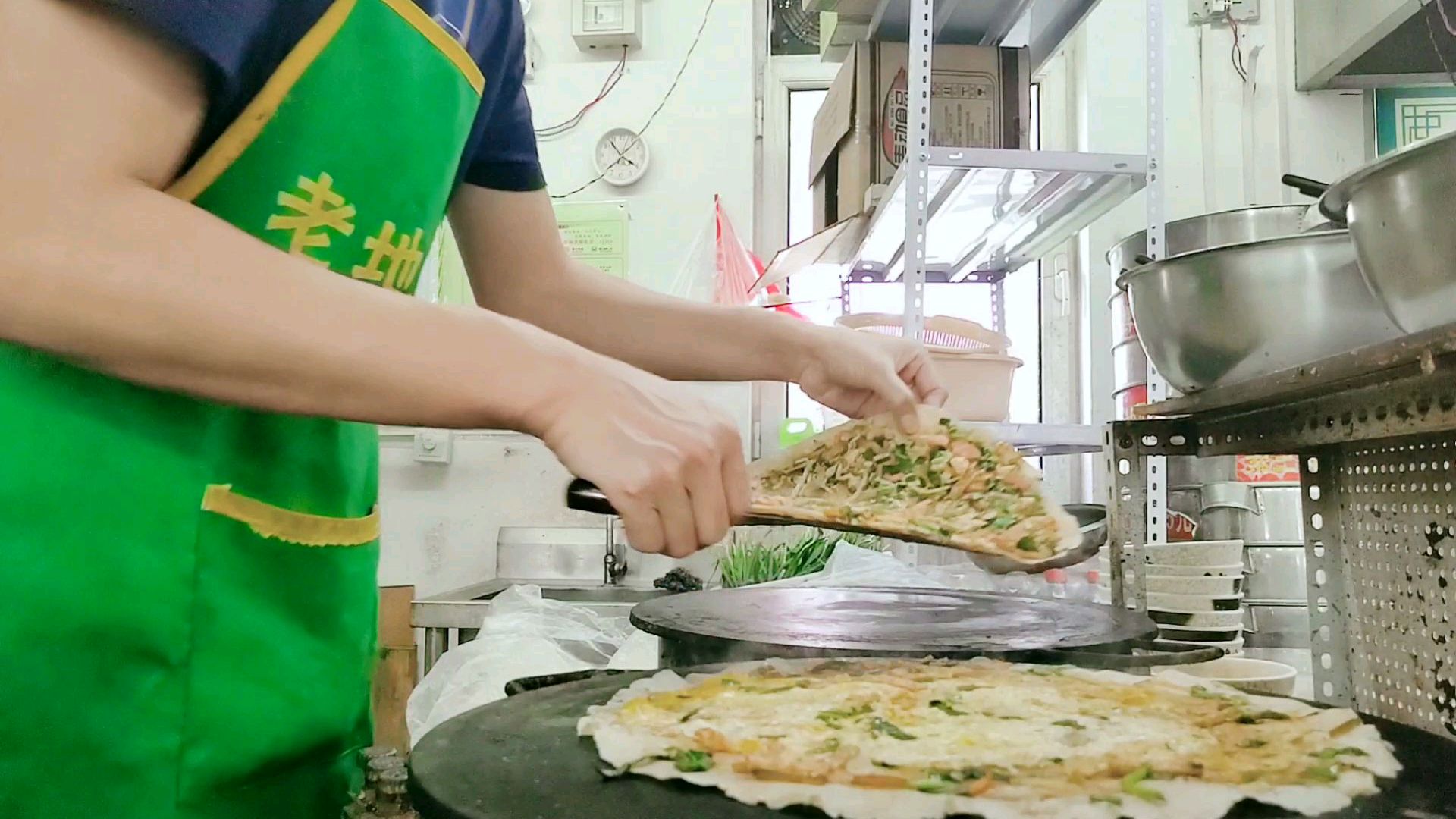 小伙做正宗滕州菜煎饼,调菜、打包、外卖既熟练又麻利,很好吃!