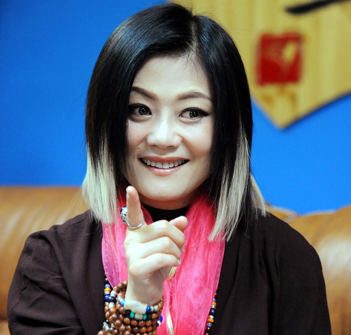 歌手何静骂大si:"你算个什么东西!真恶心人!无理取闹必遭报应!