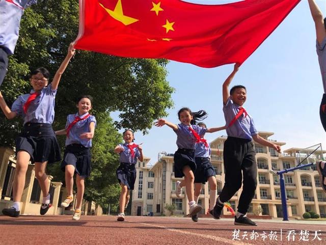 创意多多!小学生与国旗花样合影获点赞