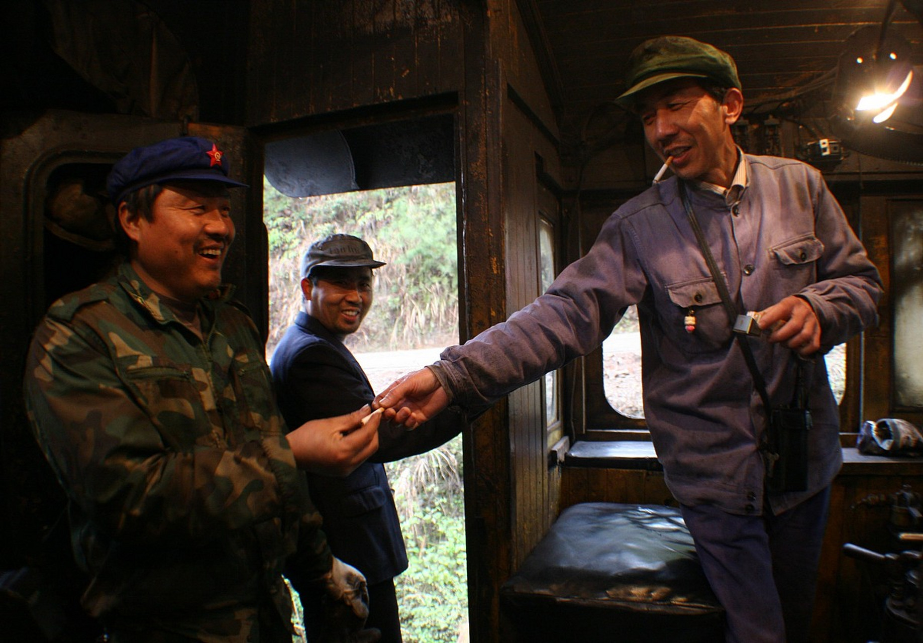 混工地,哪怕你不抽烟,兜里也得时常放两包.俗话讲:烟搭桥酒铺路.