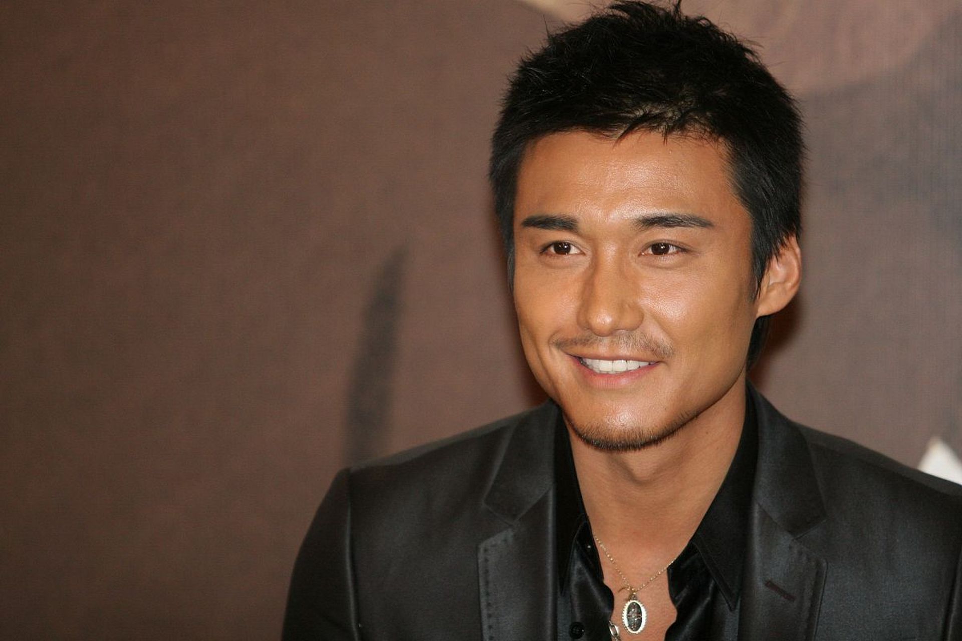 7月2日,胡兵在新疆骑行被偶遇,网友吐槽30岁的老公跟50岁的胡兵一起