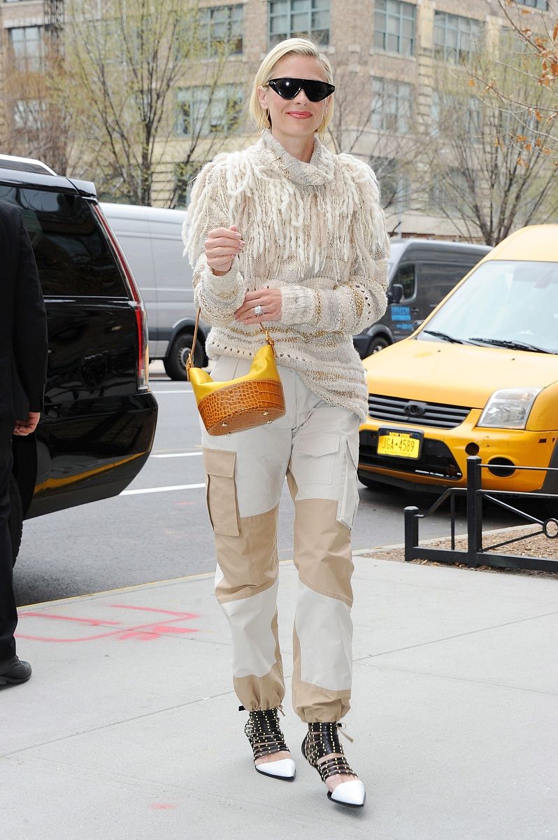 杰米·金街拍:流苏高领毛衣搭配工装裤 拼色包星味十足