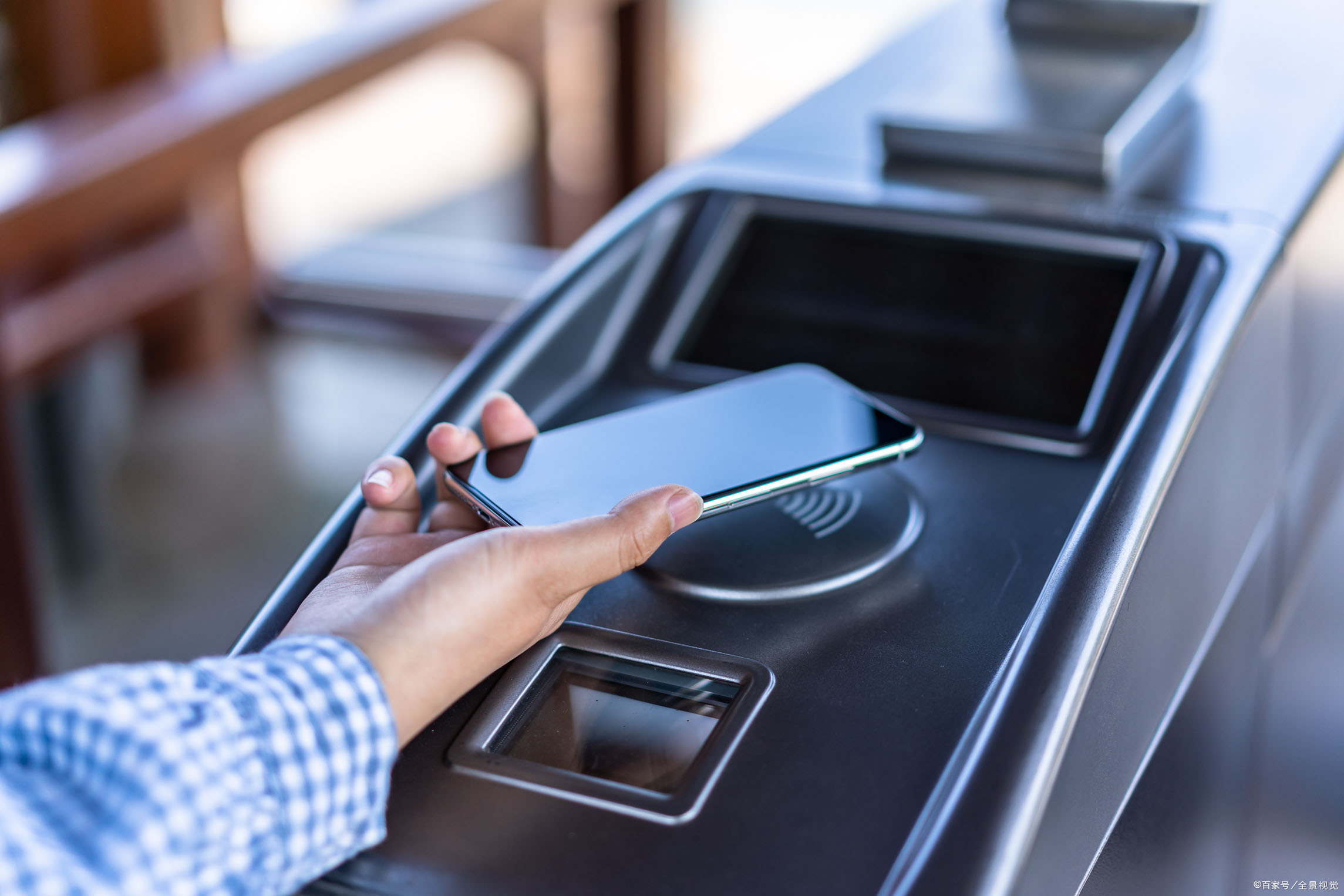 优质回答 现在许多小区看守是非常严格的,进出小区都是需要门禁卡的