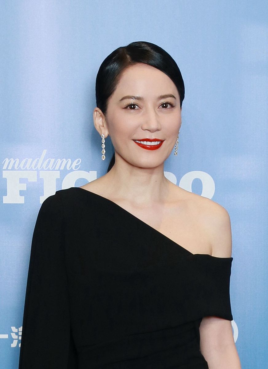 俞飞鸿"微胖"美人魅力无限,黄色紧身裙展现丰腴优势