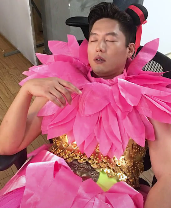 "洪世贤"又来作妖,看到他穿一身粉后,网友:你怎么穿品如衣服