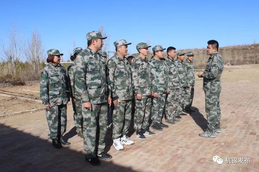 杭锦旗人武部组织民兵开展实弹射击训练