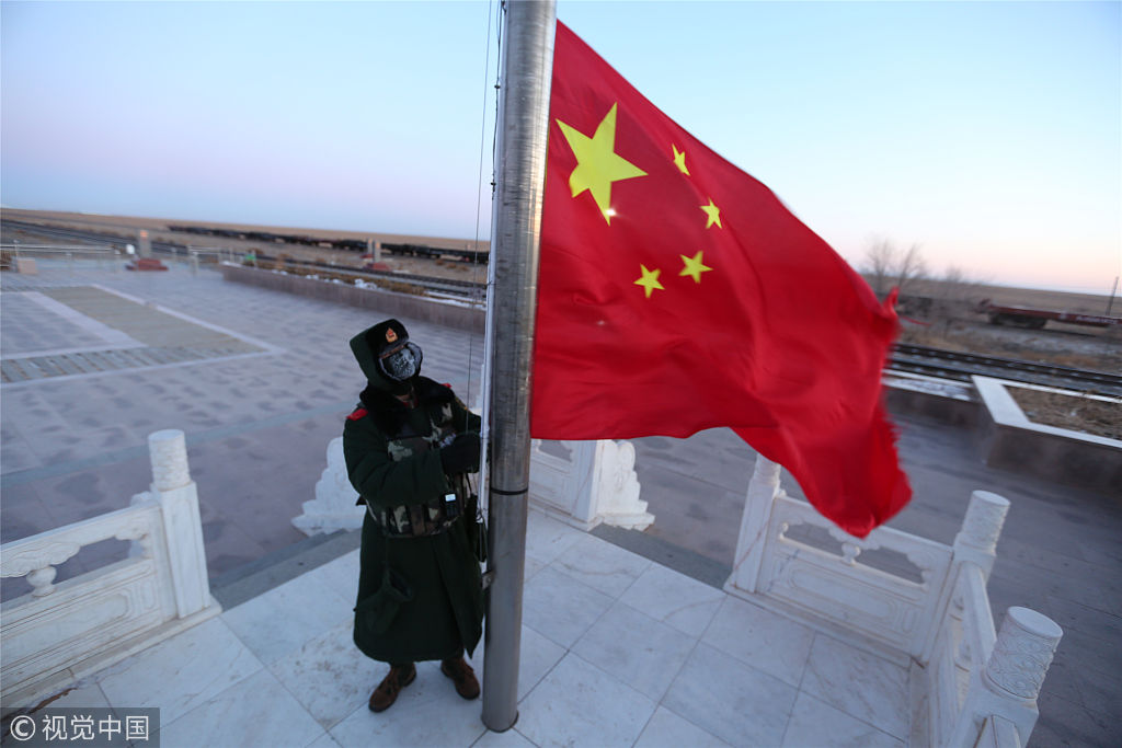 内蒙古开启"冰冻周" 边防哨兵-30℃界碑站岗满面冰霜