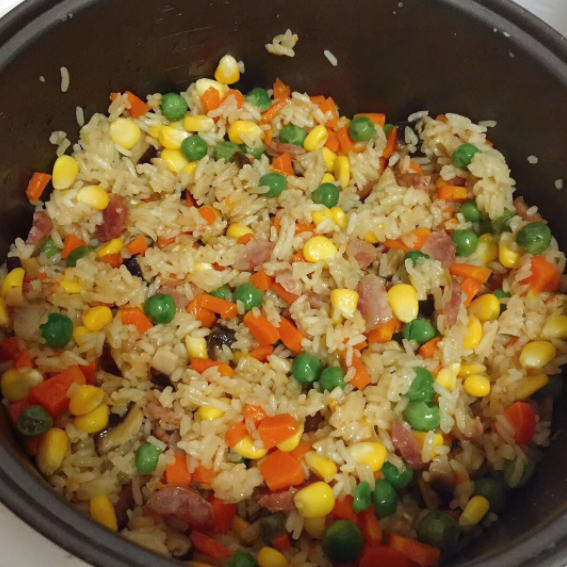 网红焖饭又火了,经典版vs改良版,你更看好哪一种?