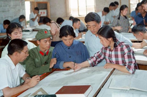 80年代大学生真实照片,图四感觉到了现代气息,看到图五那么想笑