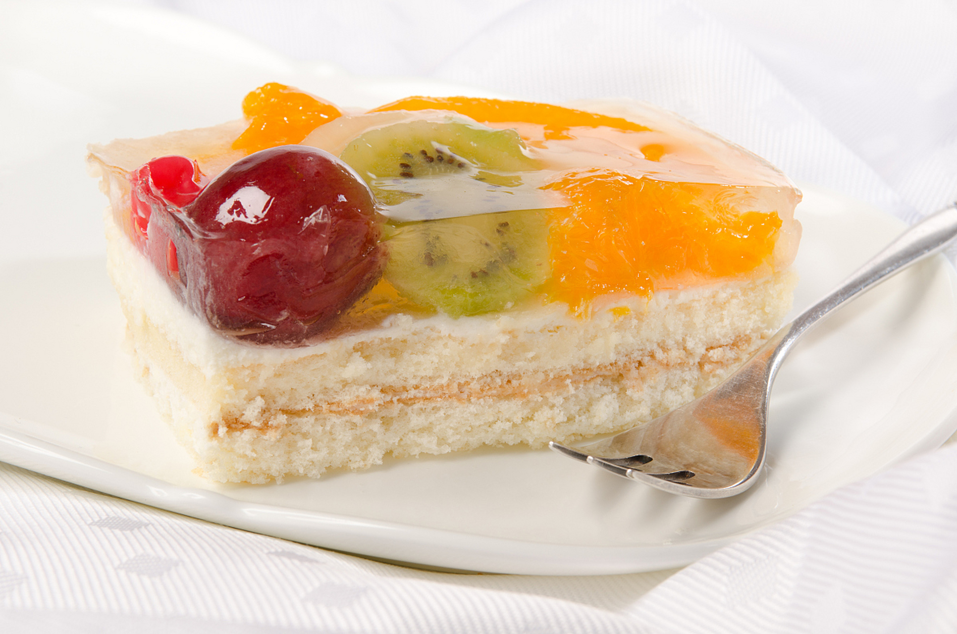 百香果的经典吃法有直接切开食用,百香果茶,百香果冰淇淋和百香果蛋糕