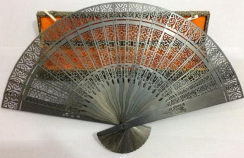 铁扇是短兵器,其扇骨多为铁制或者是钢,硬木,扇面是丝绸或者铁丝和布