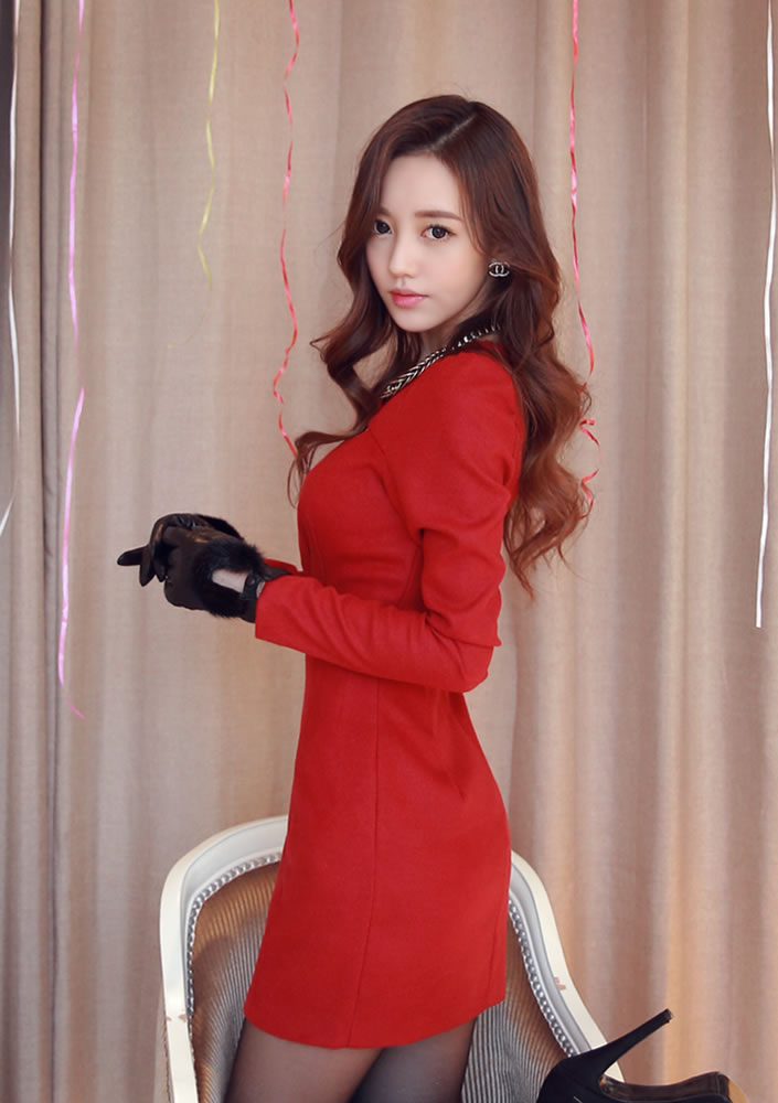 孙允珠大红色前胸镂空小礼裙