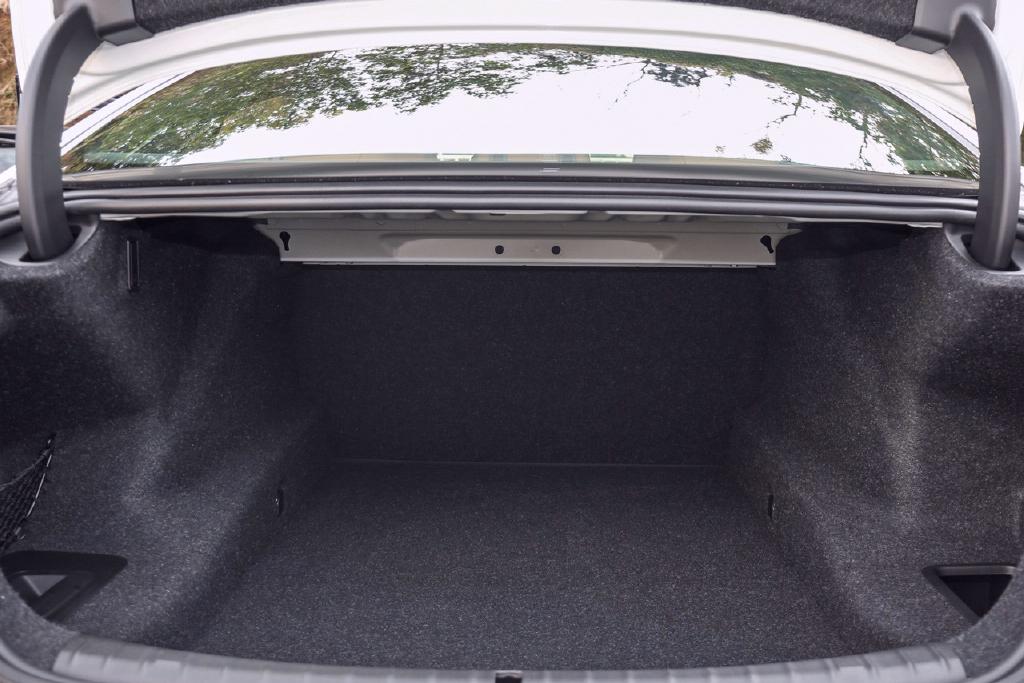 宝马5系(进口)后备箱空间也是很实用的,偶尔自驾游时不少行李都能装的