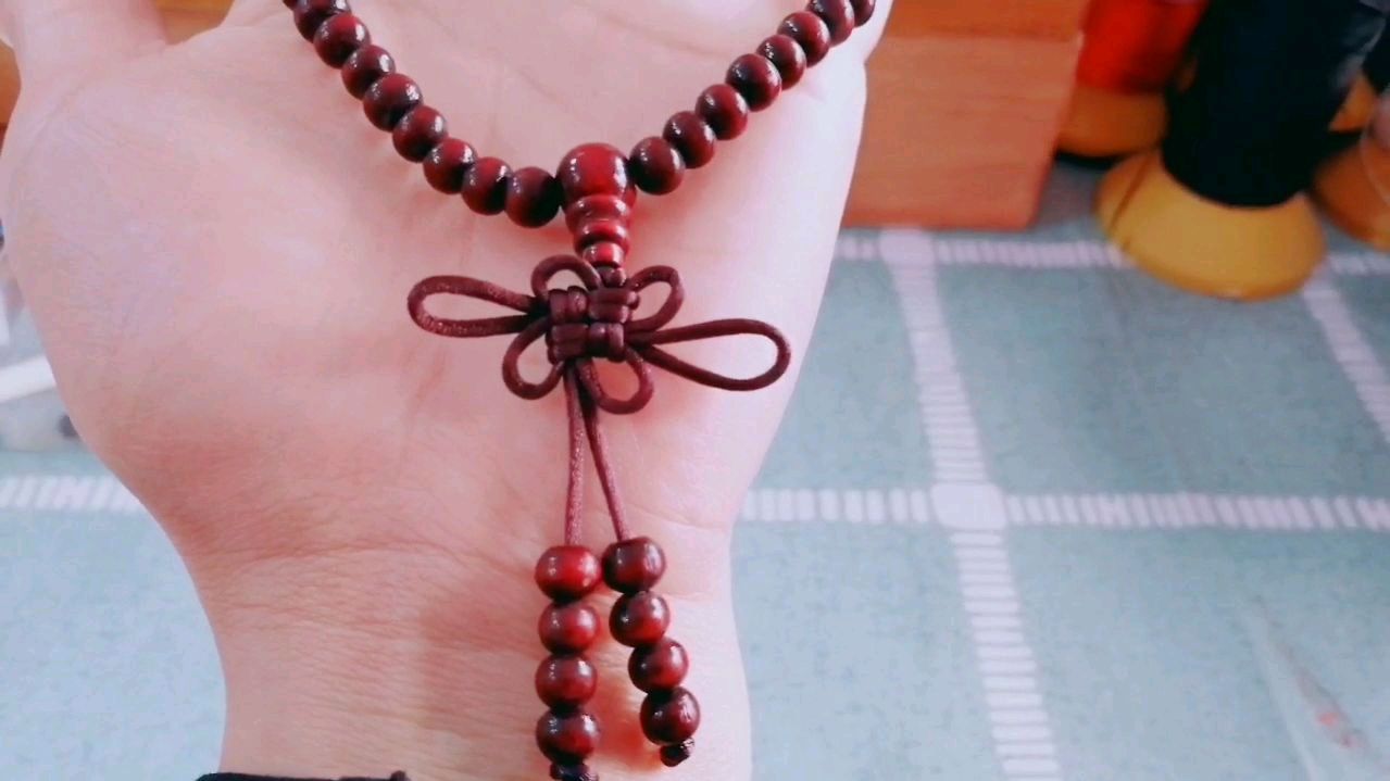 教大家怎么编手串珠下面的中国结