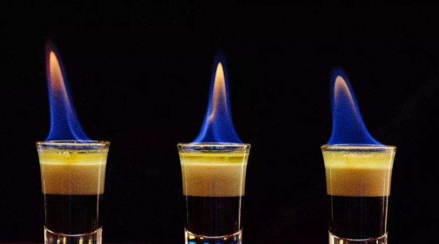 和其他同等度数的烈酒一样,可以点燃,有一种蓝色的小火焰,轻轻一吹就