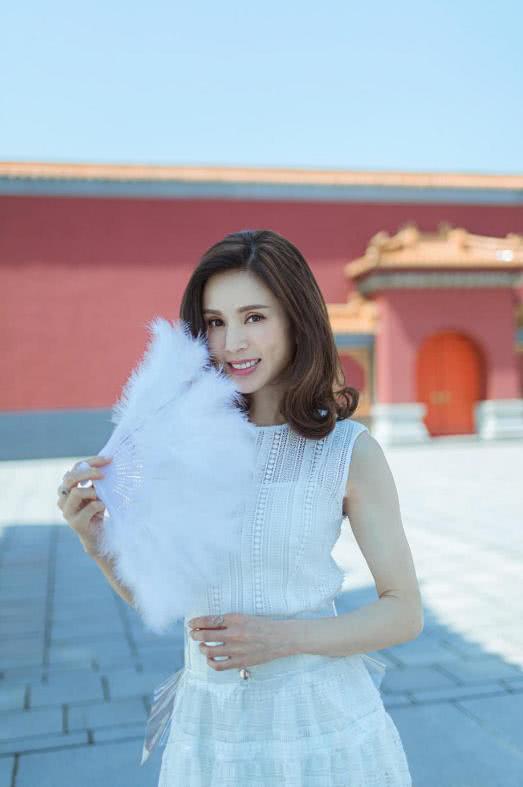 刘若彤一袭白衣重现经典,当看到她抬头那一秒,妈呀:小鹿撞晕了