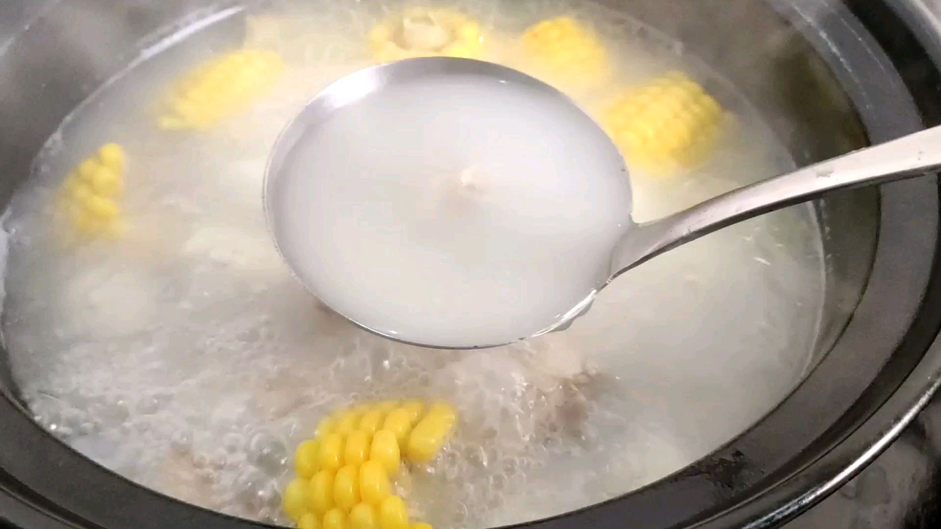 玉米山药排骨汤的正确做法,汤鲜味美,原汁原味,营养丰富