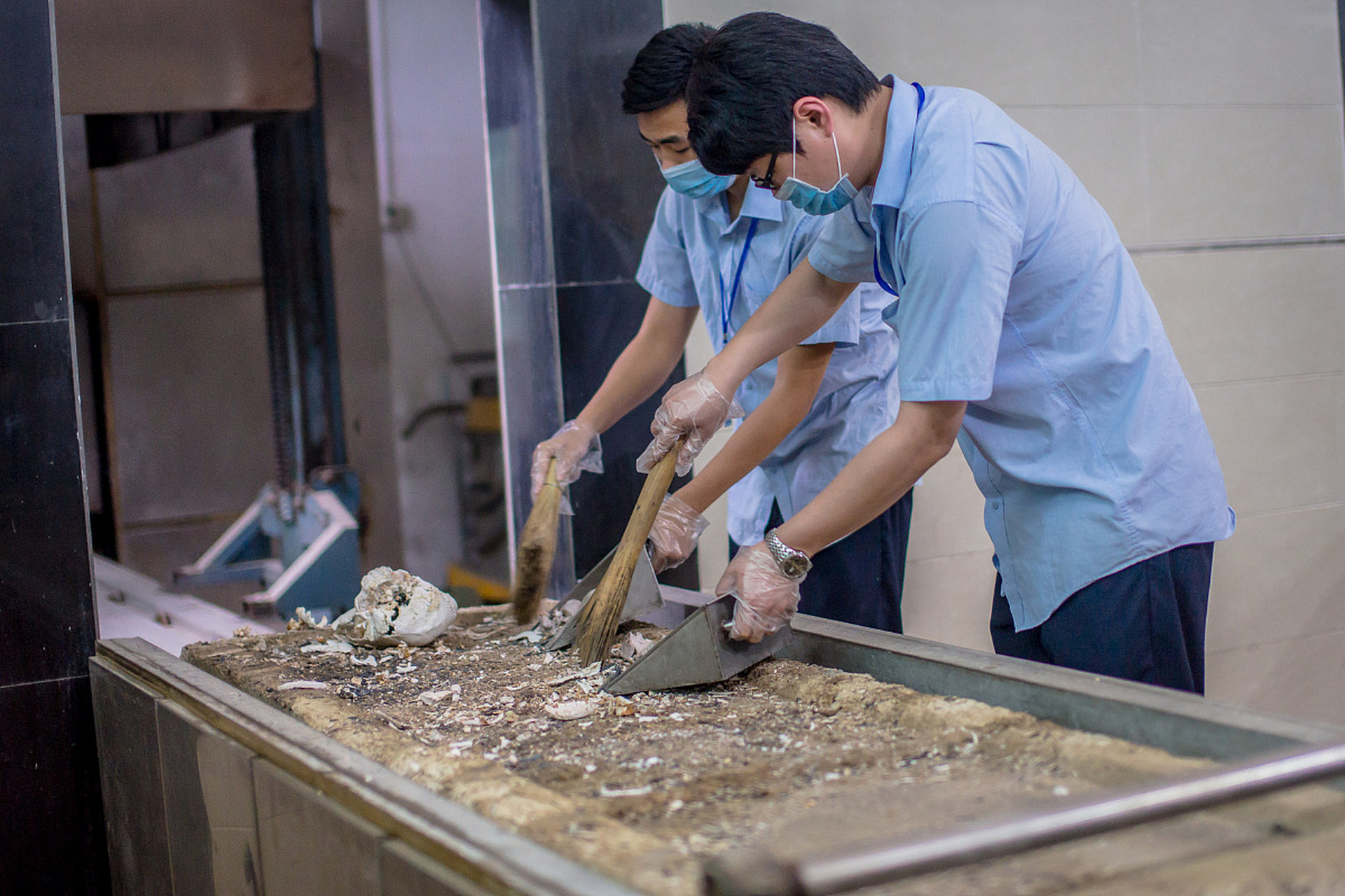 家属称遗体还没火化骨灰就已出炉 近日,一则令人震惊的消息传遍了安徽