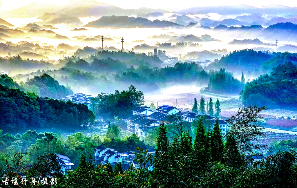 都江堰向峨乡石花观景台的晨曦,摄影/古堰行舟