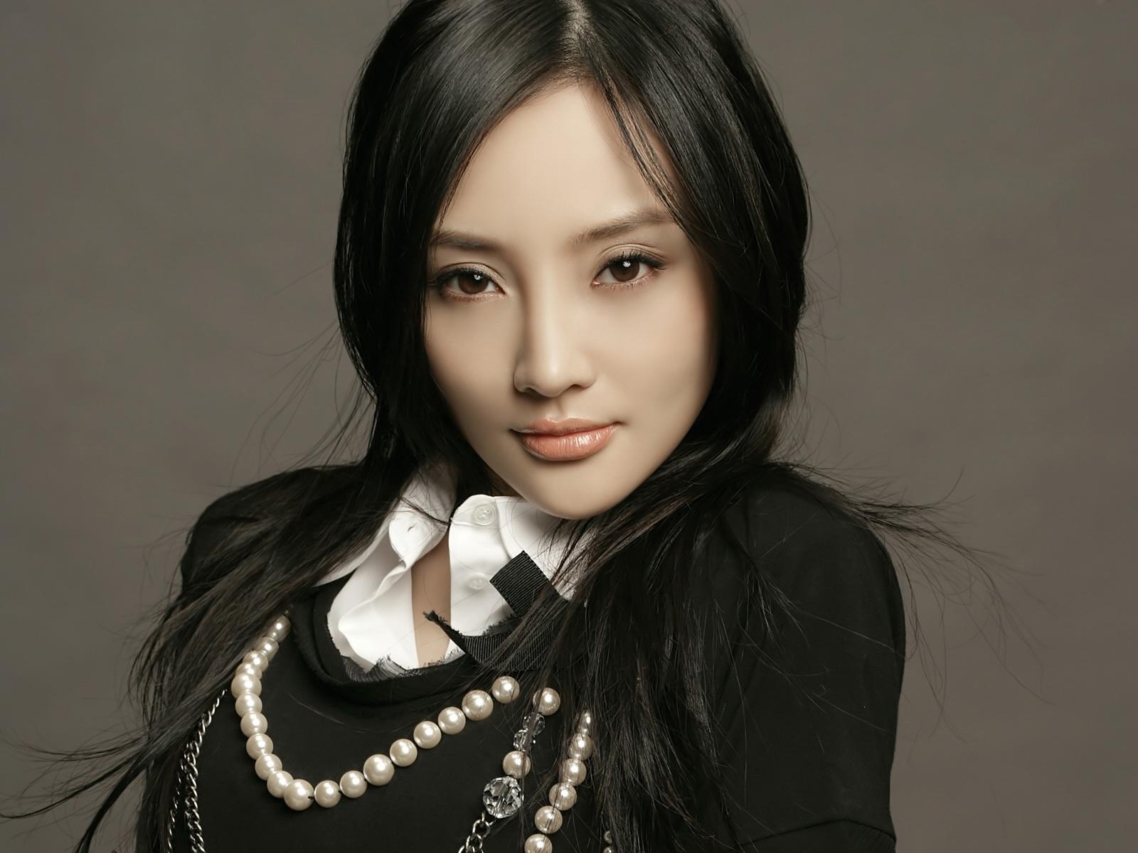 李小璐夜宿事件后事业再遭危机,官方点名三月内不许上热搜 该?