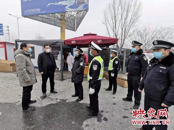 平舆县公安局长卞凤禄深入到执勤点检查督导疫情防控工作