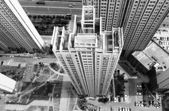 姐姐33楼坠落弟弟伸手欲接 不幸一死一重伤