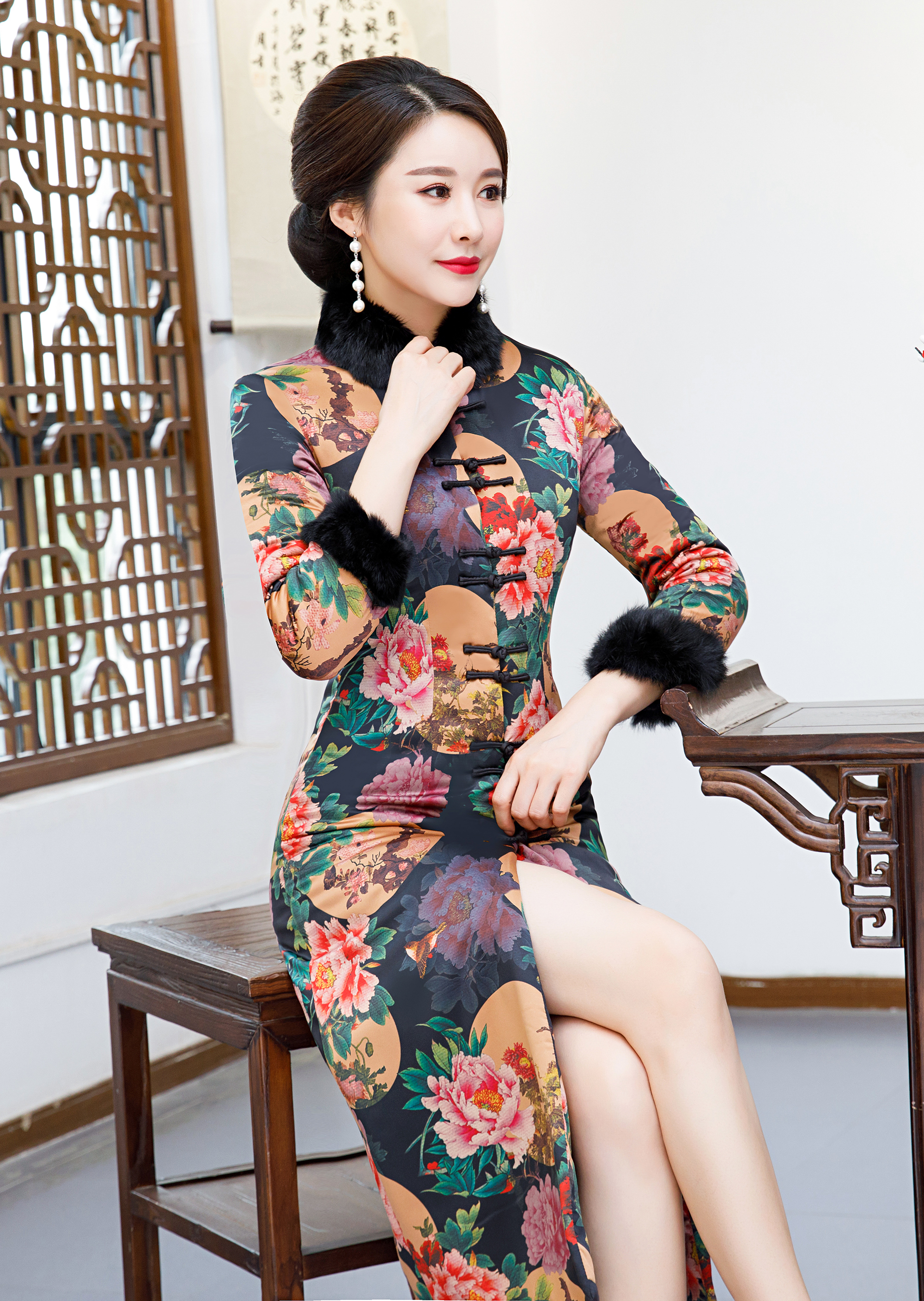 中长款毛领夹棉旗袍,修身塑形不臃肿,冬季穿她好看又保暖