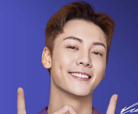 有酒窝的人颜值都不低,这些酒窝男神有你pick的吗?