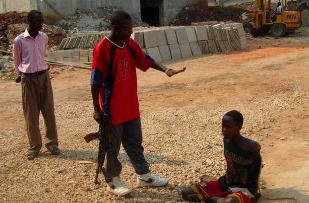 实拍非洲工地上的小偷,被人抓住后后果很严重