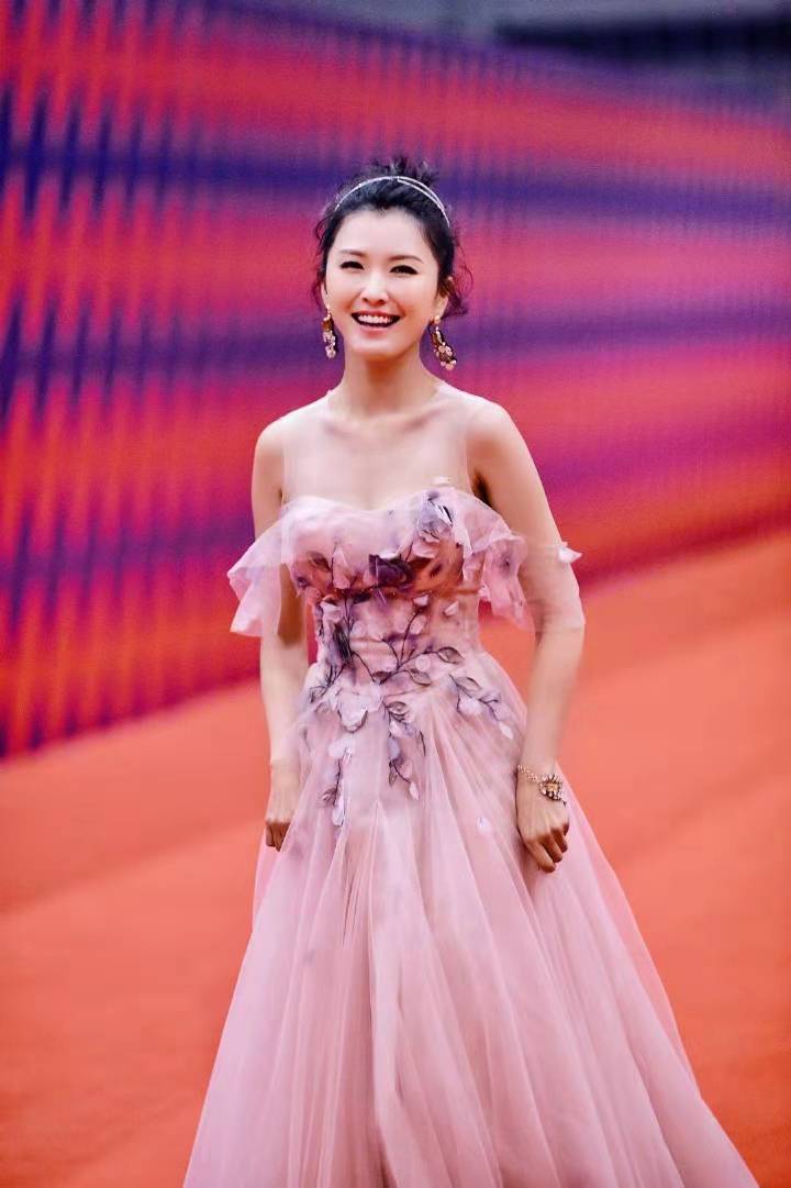 徐洁儿凭借《媚者无疆》获"最佳女配角"奖,粉色纱裙仙气满满!