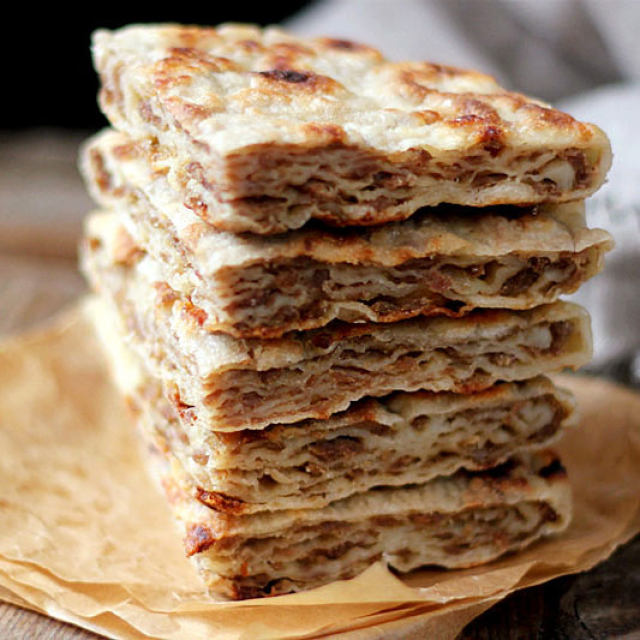 牛肉千层饼,色泽金黄,层次鲜明,吃起来外酥里嫩,香酥适口,油而不腻