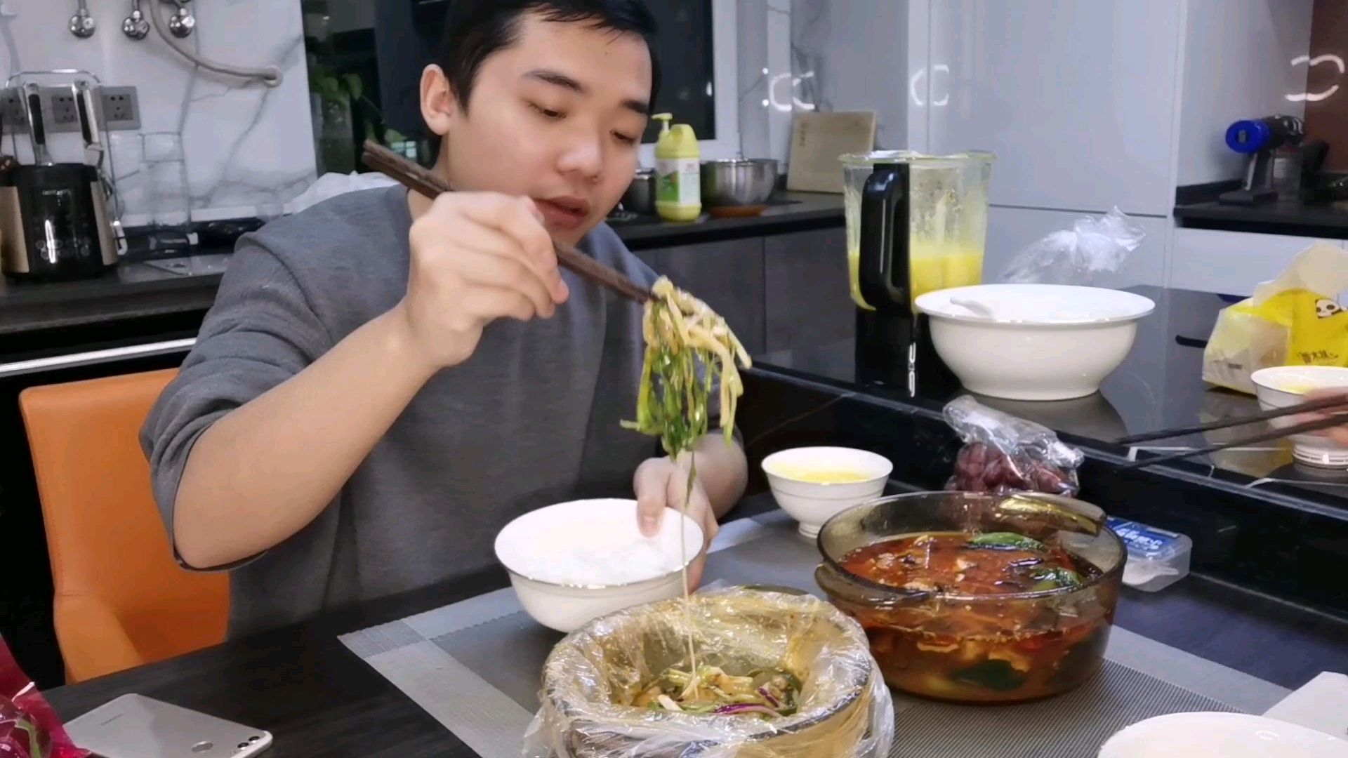 50块钱买猪外脊肉和5颗油菜做“川味水煮肉片”又麻又辣,真过瘾