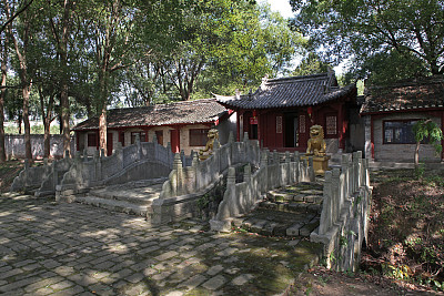 明辽简王墓位于八岭山中部,被誉为南方的地下宫殿