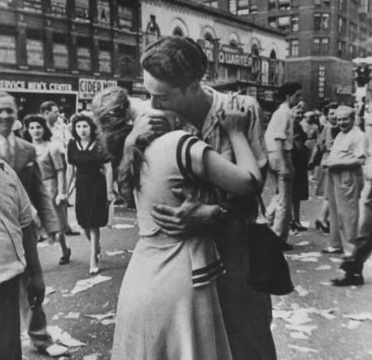 "胜利之吻"男主角95岁离世,女主角曾感慨:好长的一个吻啊