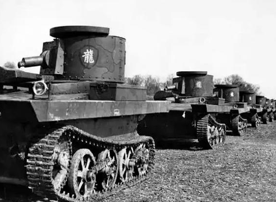 被捕的东北义勇军抗日英雄,其中左侧的女战士杨淑珍仅仅18岁.