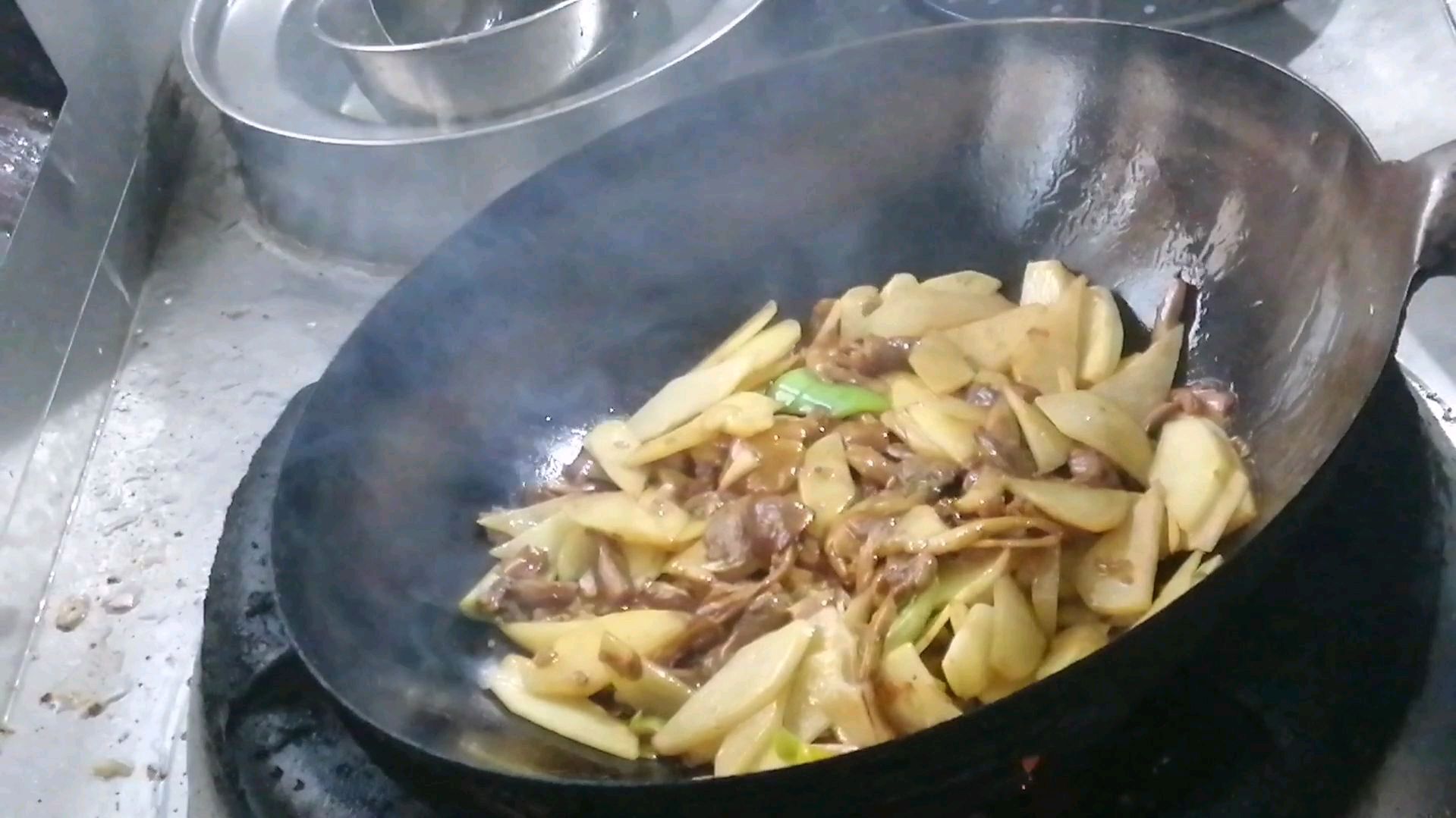松茸菇炒土豆片,两种食材的完美搭配,家常的味道,吃着顺口儿