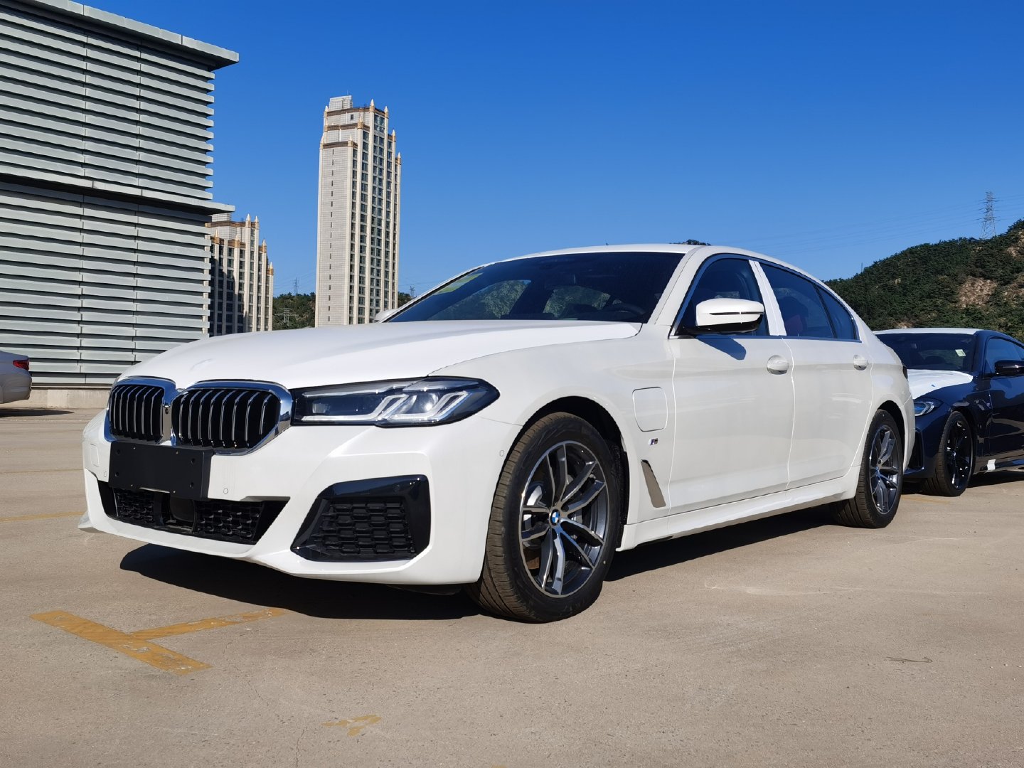 首台运动宝马5系到店!4.4t爆600马力,20寸轮毂 碳纤车身真帅气